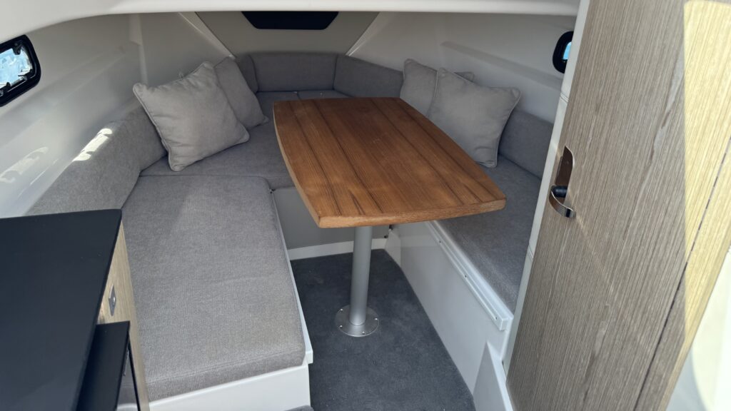 SL742_Interior_010