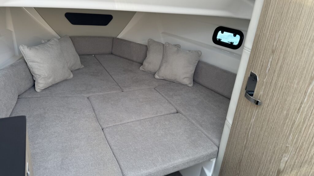 SL742_Interior_030